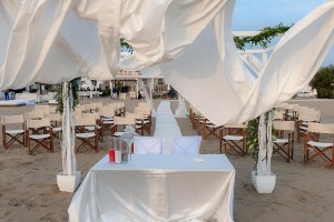 <strong>Matrimoni in spiaggia<span>eventi di successo</span></strong><i>→</i>