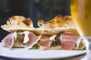 <strong>Focaccia<span>ed è subito magia</span></strong><i>→</i>