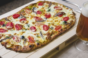 <strong>Gustosa<span>la pinsa romana</span></strong><i>→</i>