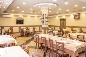 <strong>Toni Informali<span>ma eleganti</span></strong><i>→</i>