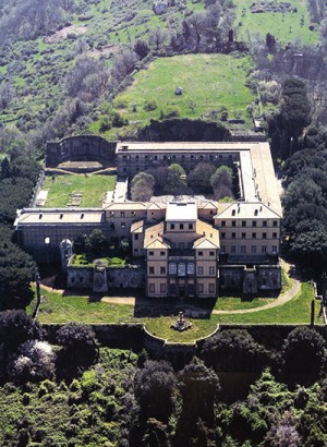 <strong>villa mondragone<span>un immenso giardino</span></strong><i>→</i>