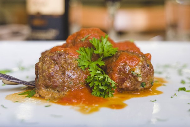 <strong>Polpette al sugo<span>un tira l'altra</span></strong><i>→</i>